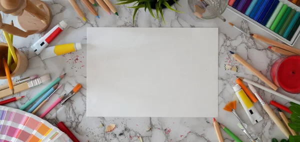 Bovenaanzicht van moderne kunstenaar werkruimte met schets papier en schildergereedschap op marmeren bureau achtergrond — Stockfoto