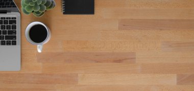 Ahşap masa arkasında fotokopi alanı ve ofis malzemeleri olan rahat iş yerinin genel çekimi. 