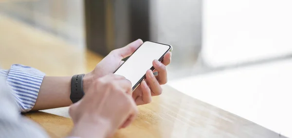 Beskuren bild av ung affärsman med hjälp av blank skärm smartphone i bekväma kontorsrum — Stockfoto