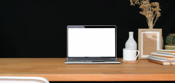Vágott lövés divatos irodai szoba mock-up laptop számítógép és másolja a helyet a fa asztal fekete fal háttér — Stock Fotó