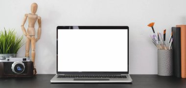 Modern ofis odasının boş ekran bilgisayar ve ofis malzemeleriyle çekilmiş görüntüleri. 