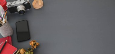 Karanlık masa arkasında fotokopi alanı ve ofis malzemeleri olan modern iş yerinin genel görüntüsü.