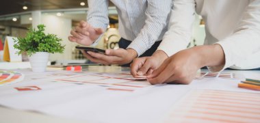 Akıllı telefon şablonu üzerinde çalışan Ui web geliştiricisinin yakın plan görüntüsü  