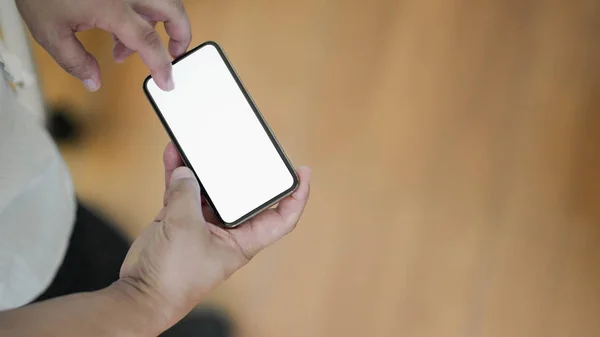 Beskuren bild av affärsman röra blank skärm smartphone när du står i kontorsrummet — Stockfoto