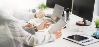 Akıllı telefon şablonu üzerinde çalışan genç Ux web geliştiricisinin kırpılmış görüntüsü 