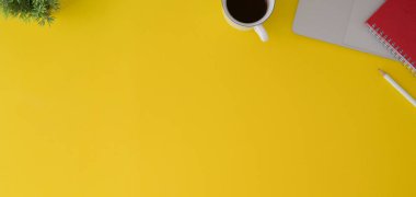 Ofis malzemeleriyle modern işyeri manzarası ve sarı ve masa arkaplanlarının fotokopi alanı 