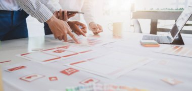 Akıllı telefon şablonu üzerinde çalışan genç Ux web geliştiricisinin yakın plan görüntüsü  