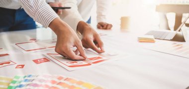 Akıllı telefon şablonu üzerinde planlanan genç Ui uygulama geliştirme ekibinin yakın görüntüsü  