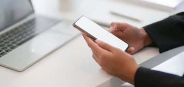 Genç iş kadınının boş ekran zekasıyla yakın plan görüntüsü