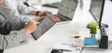 Çalışan genç Ux web geliştirici takımının kırpılmış görüntüsü