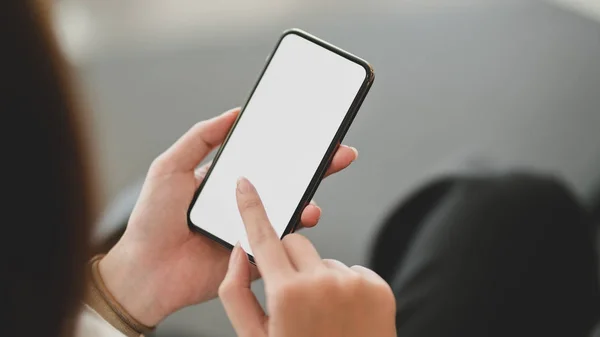 Boş ekran akıllı telefonu kullanan bir iş kadını görüntüsü. 