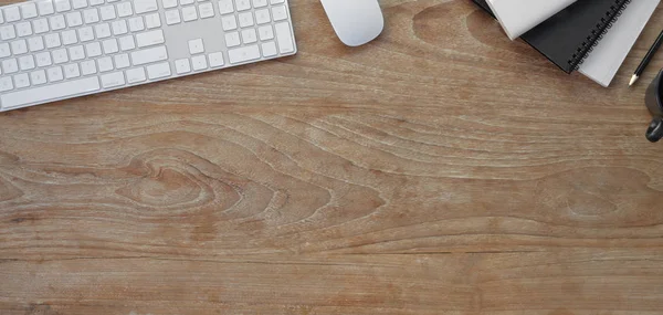 Vista superior del cómodo lugar de trabajo con suministros de oficina y copia — Foto de Stock