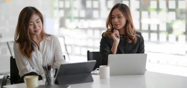 Duas jovens empresárias que trabalham em conjunto no projecto de marketing — Fotografia de Stock