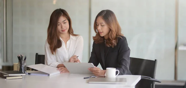 Twee professionele zakenvrouw die samen aan hun strategie werken — Stockfoto