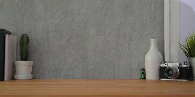 Modern işyerinin fotokopi alanı, ofis malzemeleri ve ahşap masa süslemeleri. 