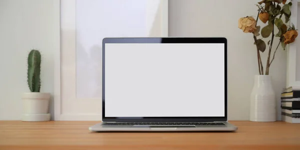 Przycięty kadr nowoczesnego miejsca pracy z laptopem, sprzętem biurowym i dekoracjami na drewnianym stole — Zdjęcie stockowe