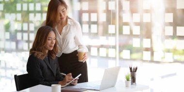 Genç ve güzel bir iş kadınının profesyoneli tartışırken çekilmiş bir fotoğrafı.