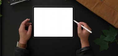 Boş ekran dizüstü bilgisayarla çalışan işadamlarının üst görünümü karanlık modern iş yeri 