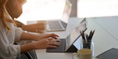 Pazarlama projesinde birlikte çalışan genç profesyonel iş kadınının görüntüsü. 