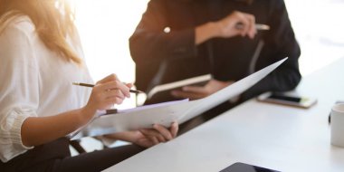 Pazarlama projesinde birlikte çalışan genç profesyonel iş kadınının görüntüsü. 