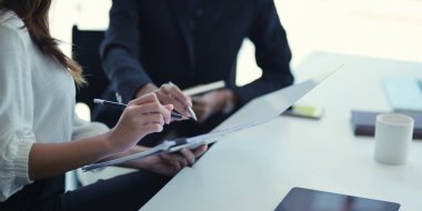 Tutkulu iş kadınları tablet kullanırken projede birlikte çalışıyorlar 
