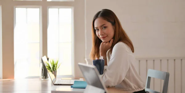 Portret van een mooie zakenvrouw werken met laptop computer — Stockfoto