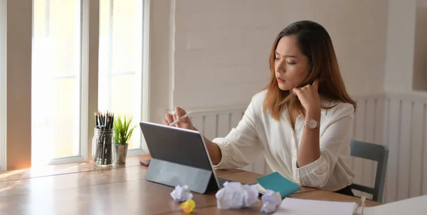 Joven empresaria profesional centrada en su proyecto con di —  Fotos de Stock