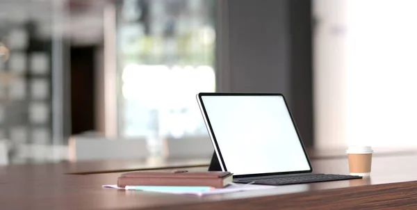Boş ekran tableti ve modern ofis odasının yakın görüntüsü — Stok fotoğraf