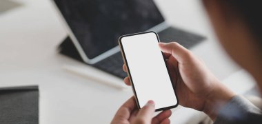Boş ekran akıllı telefon kullanan genç iş adamının kırpılmış görüntüsü