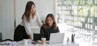 Projeyi belgeyle birlikte tartışan genç profesyonel iş adamları 