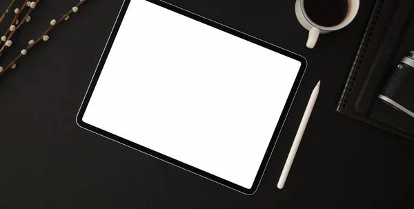 Vista superior del moderno lugar de trabajo del fotógrafo con tableta de pantalla en blanco y suministros de oficina sobre fondo de mesa negro —  Fotos de Stock