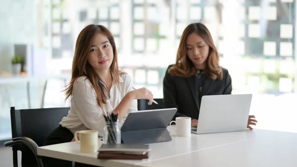 Portretul a două femei de afaceri asiatice frumoase care lucrează la proiectul lor împreună în sala de birouri — Fotografie, imagine de stoc