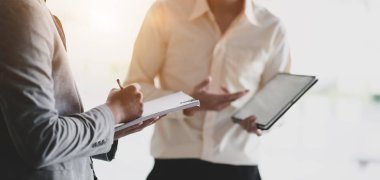 Profesyonel iş adamlarının projeyi tartışırken çekilmiş görüntüleri. 
