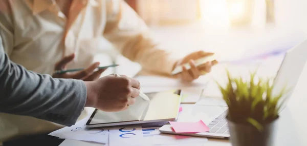 Colpo ritagliato di giovani imprenditori professionisti che discutono insieme il progetto — Foto Stock