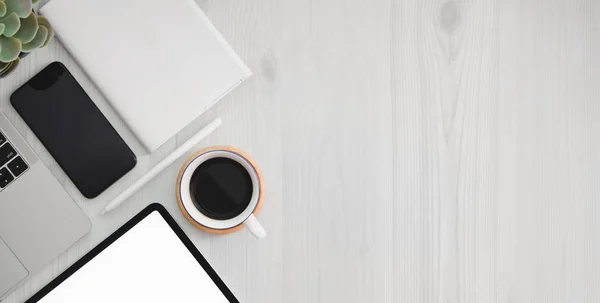 Nahaufnahme des Arbeitsplatzes mit leerem Bildschirm-Tablet, Büromaterial und Kopierraum auf weißem Holztisch — Stockfoto