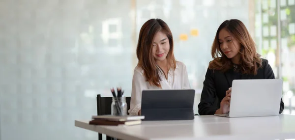 Gesneden foto van jonge professionele zakenvrouw bespreken van het project samen in moderne kantoorruimte — Stockfoto