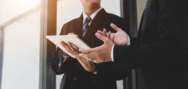 Proje hakkındaki fikri tabletle paylaşan profesyonel iş adamlarının yakın plan görüntüsü 