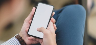 Boş ekran akıllı telefon kullanan genç iş adamının kırpılmış görüntüsü