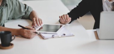 Bir fincan kahve içerken projesinde çalışan profesyonel bir iş kadınının görüntüsü. 
