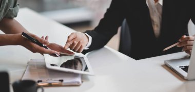 Ofisteki iş arkadaşına fikrini açıklayan profesyonel bir iş kadını görüntüsü. 
