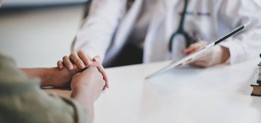 Cesaret ve empati için kadın doktor elinin kırpılmış hali. 