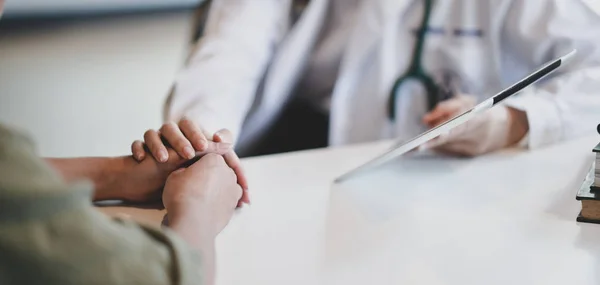 Cesaret ve empati için kadın doktor elinin kırpılmış hali. 