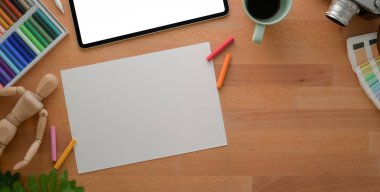 Ahşap masa üzerinde resim kağıtları ve boyama araçlarıyla profesyonel sanatçı işyerinin en üst görünümü