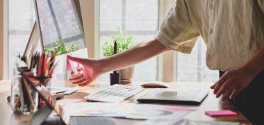 Genç grafik tasarımcılarının kendi konseptleri üzerinde çalışırken çekilmiş görüntüleri. 