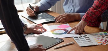 Genç grafik tasarımcısının rahat bir iş yerinde projeyi tartışırken çekilmiş görüntüleri