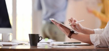 Tablet üzerinde çalışan genç ui web tasarımcısının yakın plan görüntüsü 