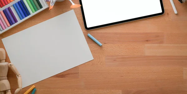 Horní pohled na moderní designérské pracoviště s skicovým papírem a maketovým tabletem na dřevěném stole s kopírovacím prostorem — Stock fotografie