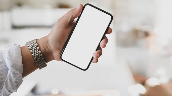 Cropped shot of young man holding blank screen smartphone — Free Stock Photo