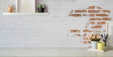 Ofis malzemeleriyle modern stil işyeri ve beyaz masa ve gri tahta duvar arkaplanı üzerine kopyalama alanı