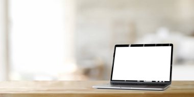 Tahta masadaki boş ekran bilgisayarın kırpılmış görüntüsü ve bulanık ofis arka planına sahip alanı kopyala